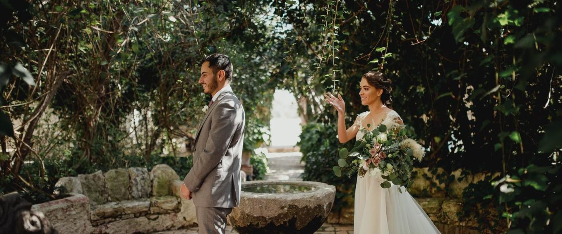 Equipo de respaldo y tarjetas de memoria para fotógrafos de bodas