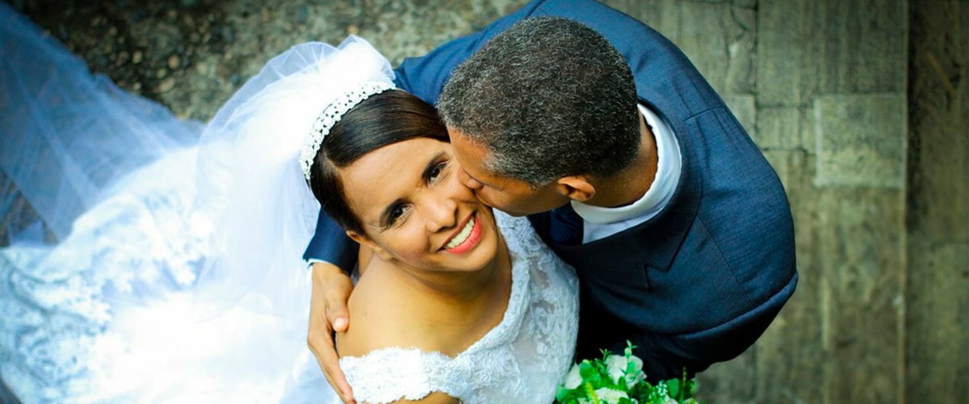 Concéntrese en las expresiones naturales en las poses de fotografía de bodas