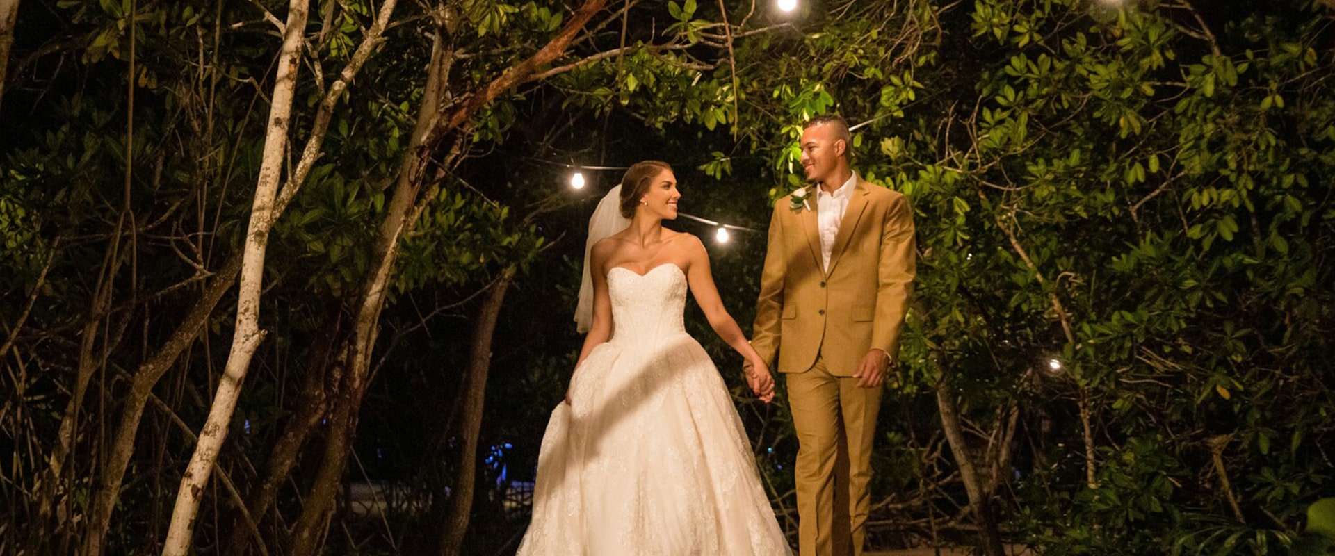 Explorando parques y jardines para encontrar el lugar perfecto para fotografiar bodas al aire libre