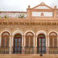 Explorando edificios históricos y museos para ubicaciones de fotografía de bodas