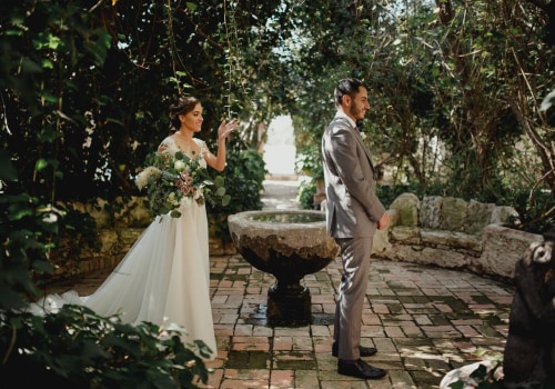 Equipo de respaldo y tarjetas de memoria para fotógrafos de bodas