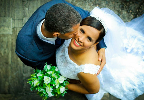 Concéntrese en las expresiones naturales en las poses de fotografía de bodas